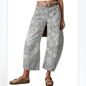🟠NWT Cropped High Rise Barrel Pants in Gray Snake Print XL